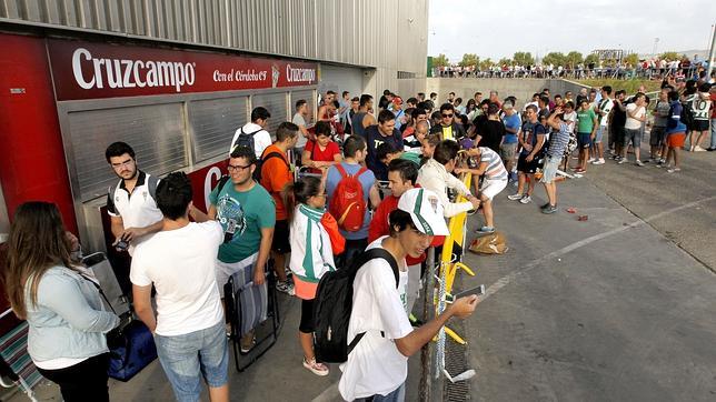 Aficionados haciendo colas para los abonos