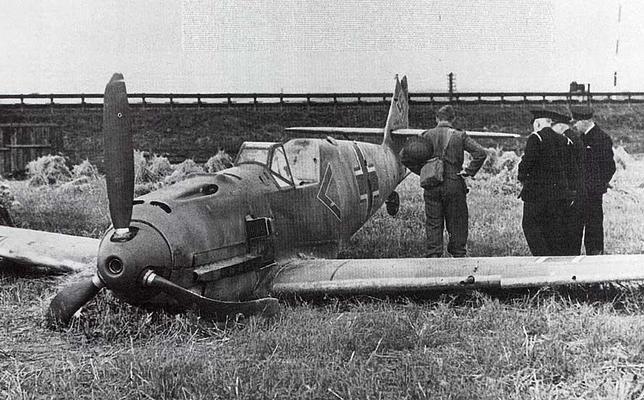 Un avión alemán es derribado por tropas holandesas