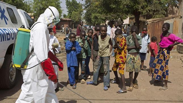 Una cooperante española es repatriada desde Mali tras haberse pinchado al tratar a un enfermo de ébola