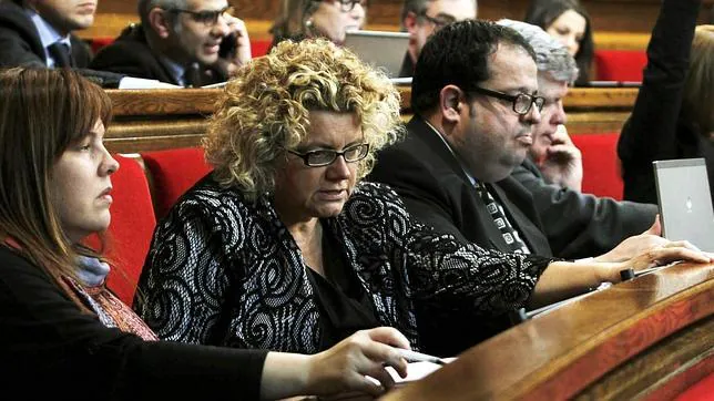 Marina Geli, en el Parlament flanqueada por Nuria Ventura y Joan Ignasi Elena
