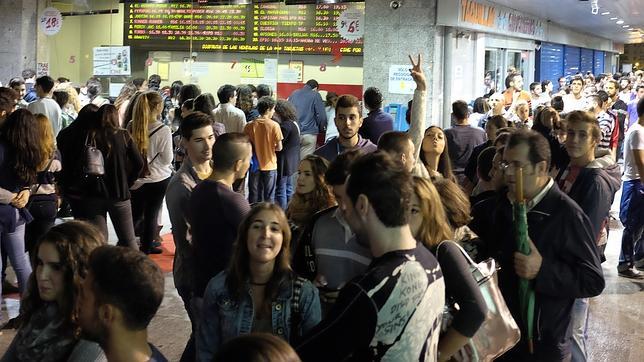 Alertan de una red de delincuentes que estafa a adolescentes a las puertas del cine