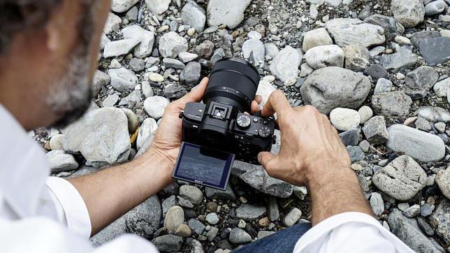 Sony lanza la primera cámara con estabilización óptica de imagen en cinco ejes