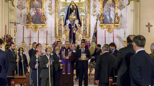 «Aquí reposan las cenizas de doña Cayetana Fitz-James Stuart, duquesa de Alba»