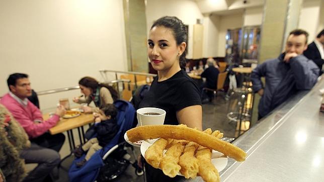 Una de las trabajadoras del Don Pepe muestra una ración de los populares churros