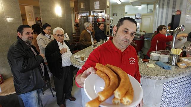El propietario de El Pilar, Rafa Castón, ofrece un plato de jeringos elaborados por él mismo