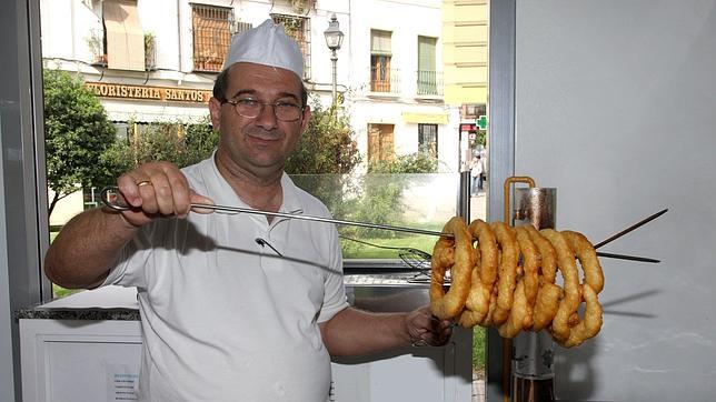 Antonio Miguel es la tercera generación al frente de este quiosco junto a San Basilio