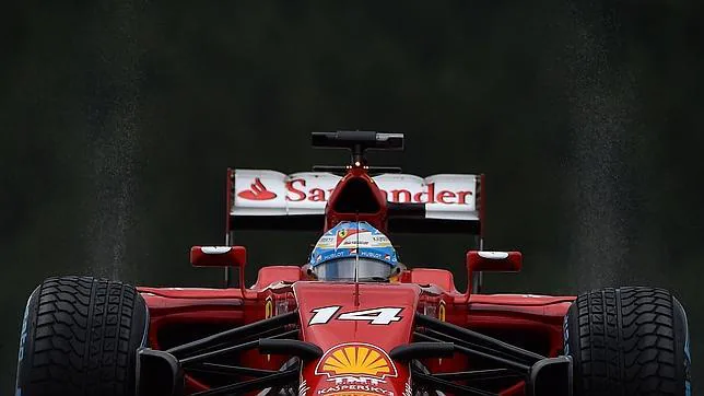 Fernando Alonso, con el Ferrari en el circuito de Spa
