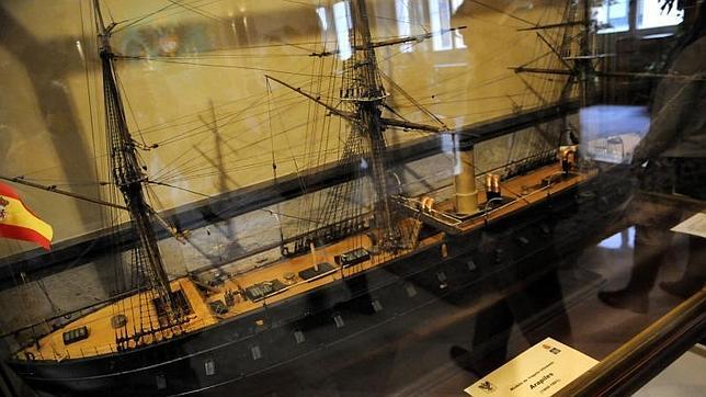 Un vapor de guerra de Isabel II y la fragata Arapiles, en la Diputación