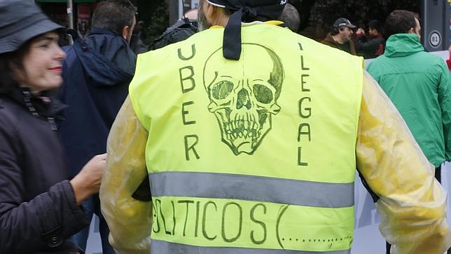 Cinco taxistas detenidos por perseguir y amenazar a un conductor de Uber