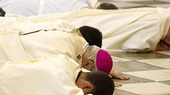 El Arzobispo de Granada se postra ante el altar para pedir perdón por los «escándalos»