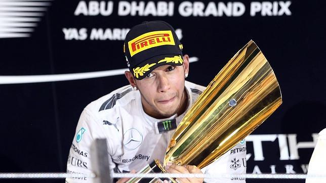 Hamilton, con su trofeo de ganador en Abu Dabi