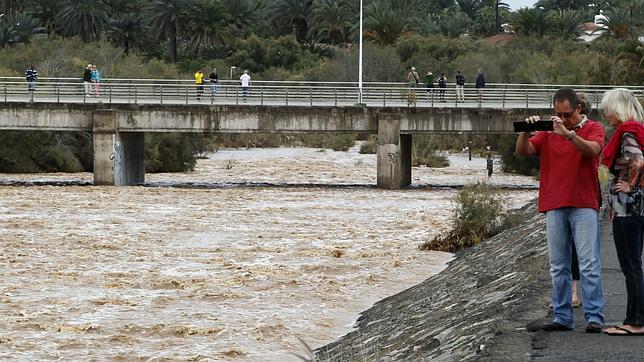 El temporal provoca desprendimientos, caídas de ramas y varios cortes de vías en Las Palmas de Gran Canaria