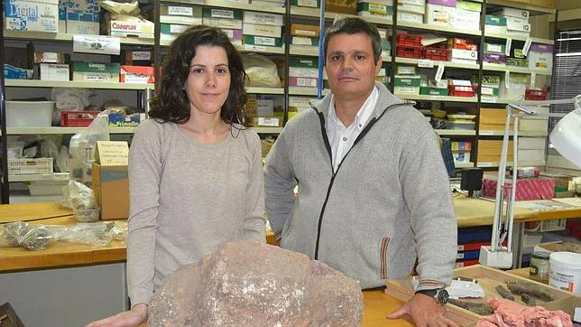 Los científicos Rocío Navarrete y Carlos Liesia, ante una huella fosilizada de dinosaurio
