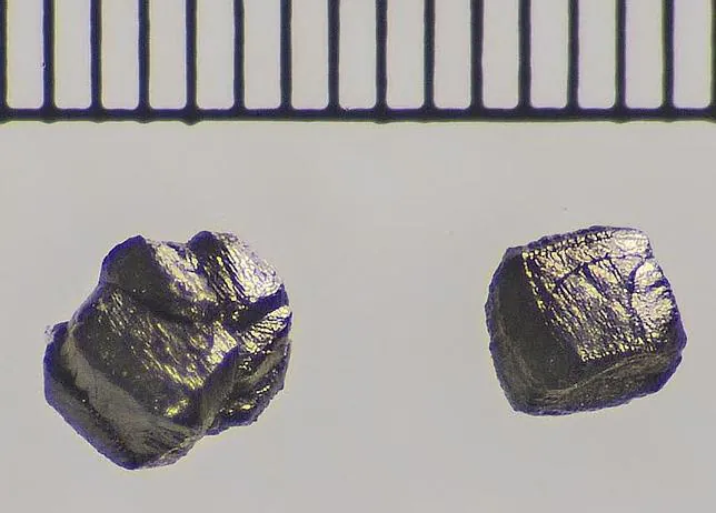 Granos de diamante del meteorito del Cañón del Diablo. Las marcas están separadas una quinta parte de un milímetro