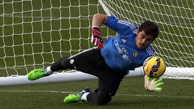Casillas, durante un entrenamiento con el Real Madrid