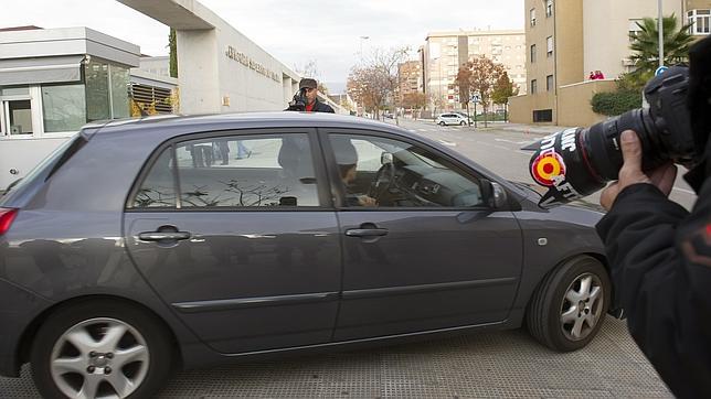 Llevan a los detenidos en el caso de abusos sexuales en Granada al registro de los domicilios