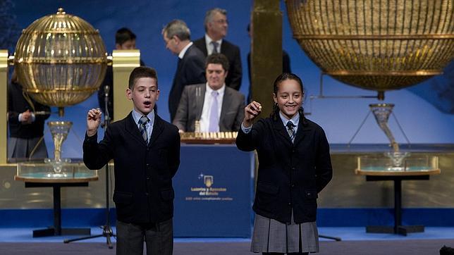 Los niños del Colegio madrileño de San Ildefonso son una estampa tradicional cada 22 de diciembre