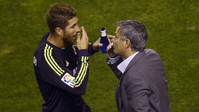 Mourinho ataca a Ramos: «No creo que tenga un máster en medicina»