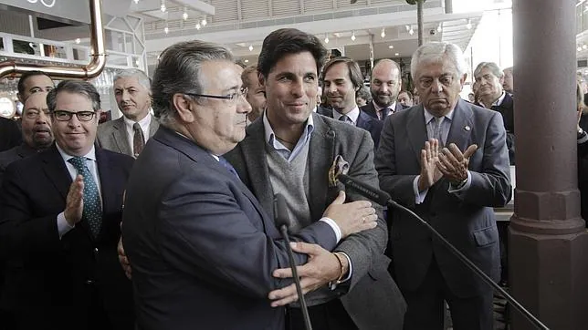Juan Ignacio Zoido y Francisco Rivera, durante la inauguración de la Lonja del Barranco
