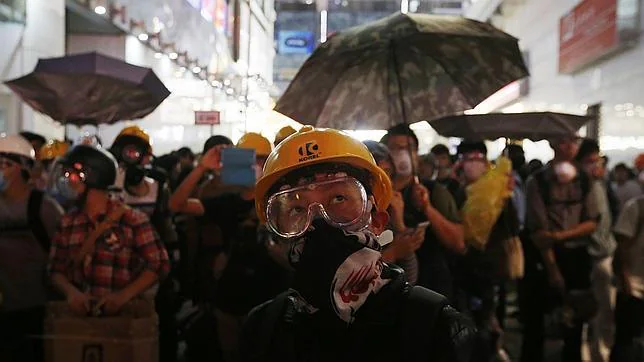 Los manifestantes se enfrentaron con la Policía equipados con máscaras antigás