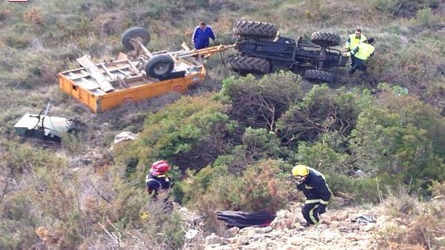 Muere el conductor de un tractor al caer por un barranco de ocho metros