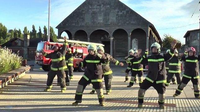 Los bomberos de Achao, en Chile, muestran su pueblo en una espectacular coreografía