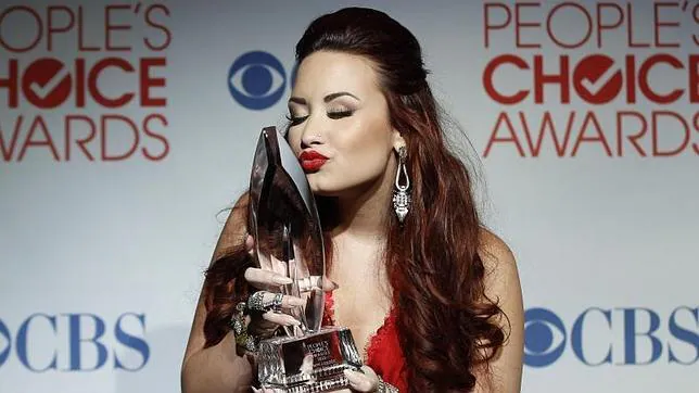 La artista Demi Lovato recoge un premio en 2012