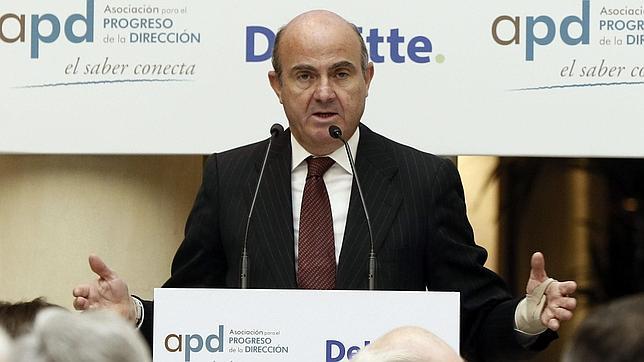 Guindos, a Sánchez: el artículo 135 de la Constitución «hay que cumplirlo»