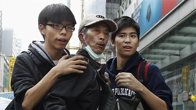 Joshua Wong y otros líderes estudiantiles, detenidos en el desalojo de los campamentos de Mong Kok