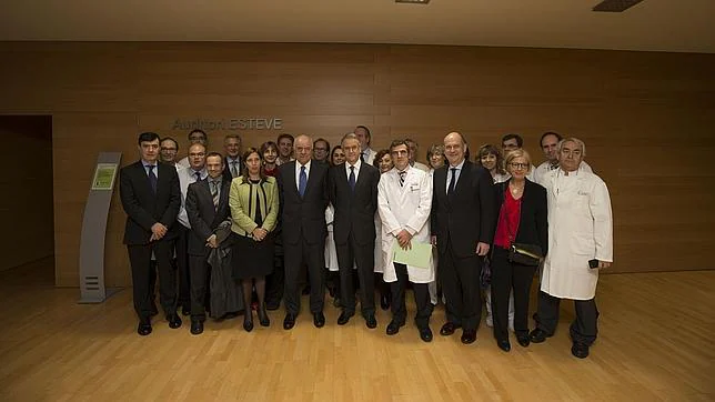 Fotografía facilitada por el BBVA de su presidente, Francisco González (4i), y del director general del Hospital Clinic, Josep María Pique (5i) entre otros asistentes
