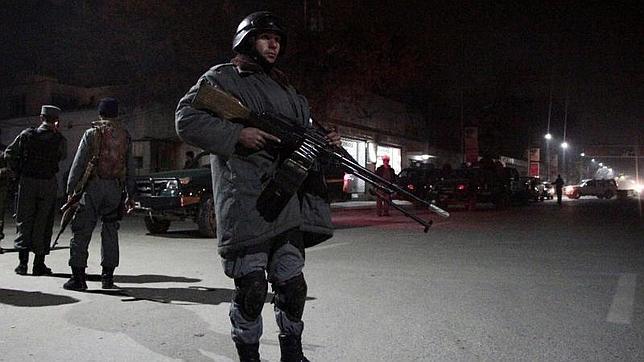 Agentes de las fuerzas de seguridad afganas rodean el lugar donde se hoy se registró un ataque suicida