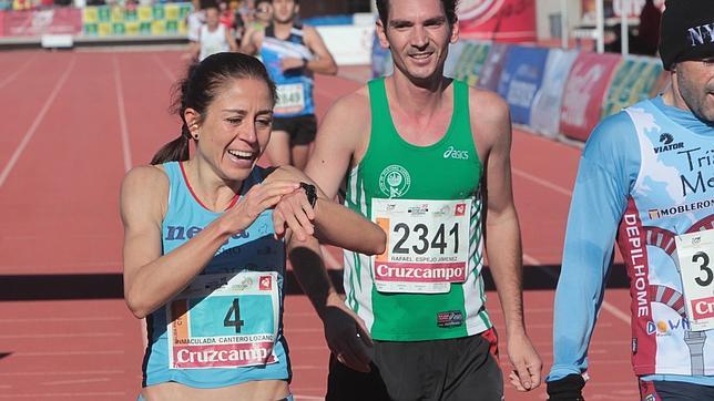 Inma Cantero para el crono tras proclamarse campeona de la Media Maratón de Córdoba el año pasado