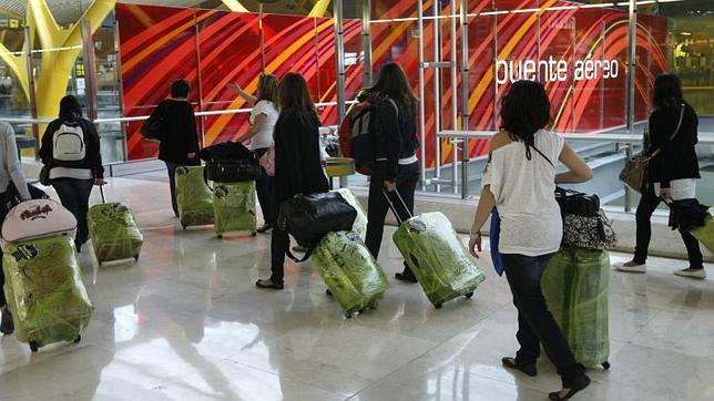 Guerra abierta contra los plastificadores ilegales de maletas en Barajas