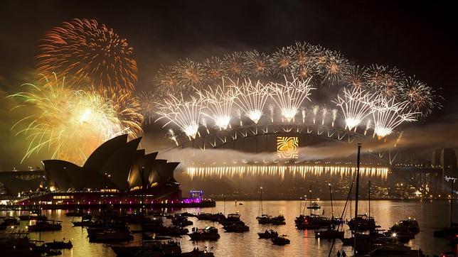 Fuegos artificiales iluminan Sidney (Australia) durante las celebraciones de Año Nuevo