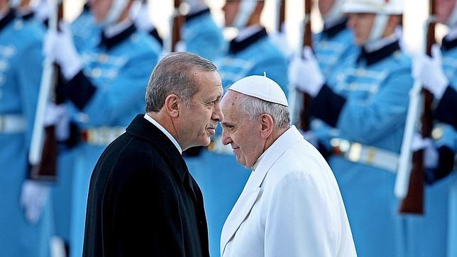 El Papa fustiga en Turquía «el fanatismo, fundamentalismo y las fobias irracionales»