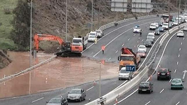 Una gran balsa de agua sobre la autovía de Málaga provoca fuertes retenciones