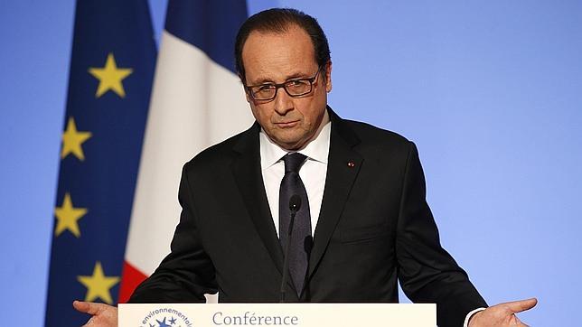 Hollande asegura que la salida forzada de Compaoré es una lección para los líderes africanos