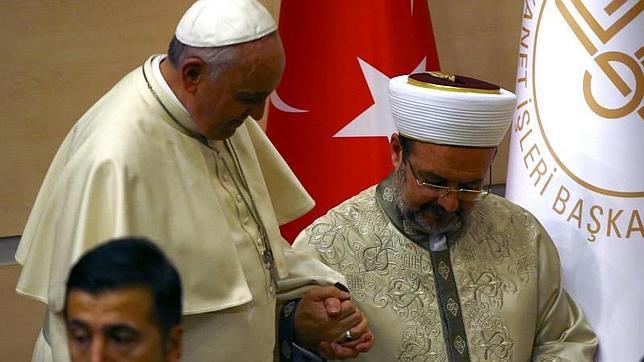 El Papa Francisco sujera la mano del director del Departamento de Asuntos Religiosos de Turquía, Mehmet Gormez