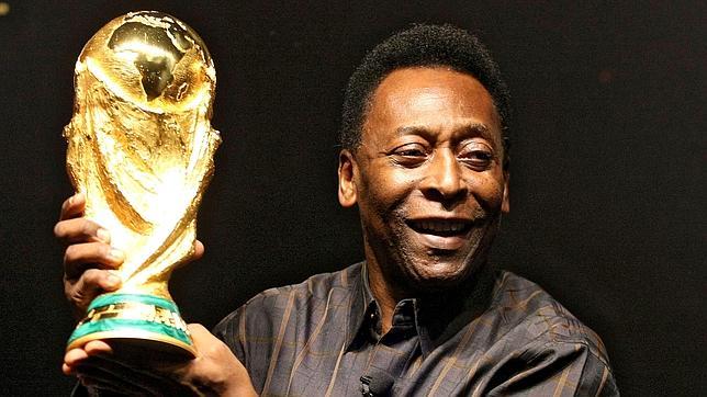 Pelé, con la Copa del Mundo