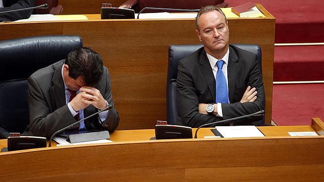 Fabra y su vicepresidente, en sus escaños el día que se votó el cierre de RTVV