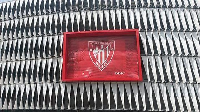 Pide limosna en plena calle para renovar su abono del Athletic