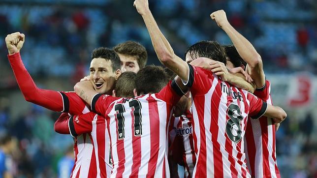 Los jugadores del Athletic celebran el primer gol en el Coliseum