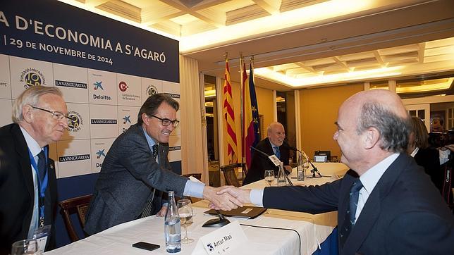 El presidente de la Generalitat, Artur Mas (2-i), saluda al ministro de Economía, Luis de Guindos (d)