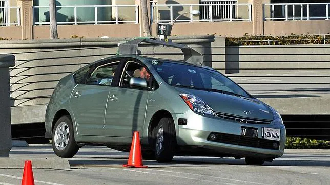 Un Toyota Prius modificado con el software y sensores de Google