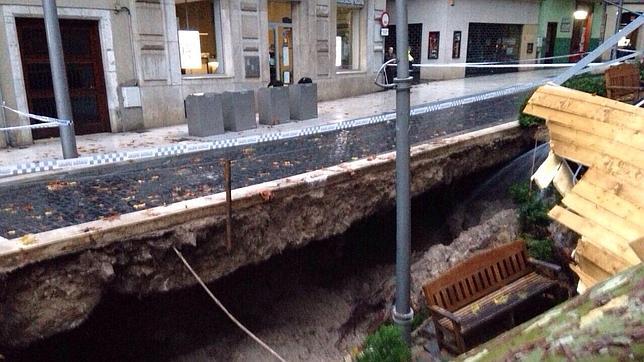 El socavón causado por las lluvias en Figueras