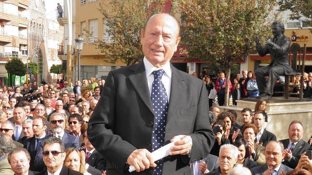 Puente Genil inaugura el monumento a Fosforito en el Paseo del Romeral