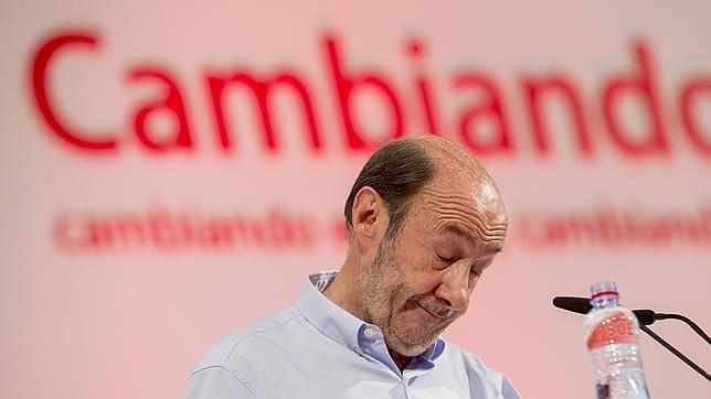 Rubalcaba: «Por desgracia, ni el PP ni el PSOE tenemos credibilidad contra la corrupción»