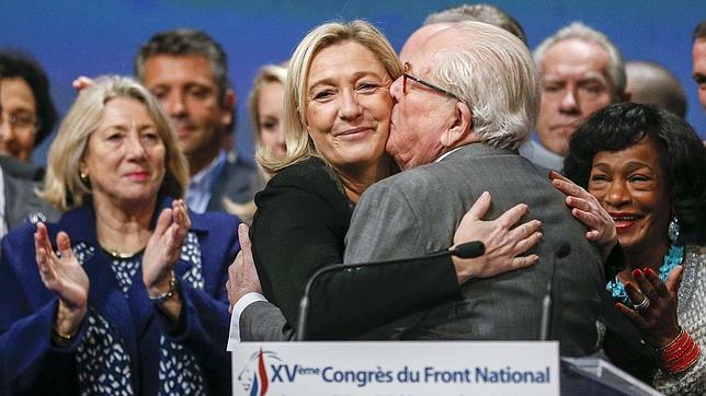 Marine Le Pen se da un baño de masas en su reelección y pone la mirada en El Elíseo