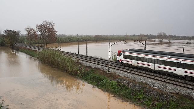 El temporal vuelve a inundar la estación del AVE en Gerona