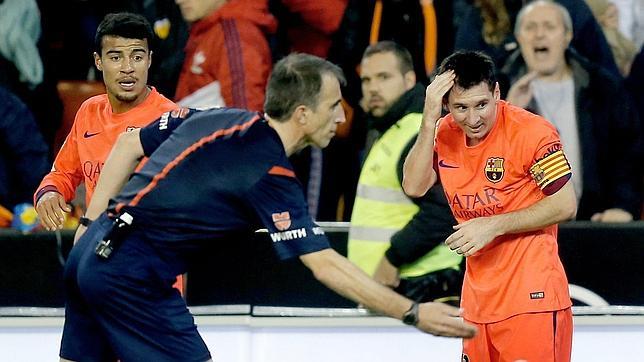 Messi recibe un botellazo en Mestalla y ve la amarilla